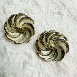 Vintage Pin Wheel Gold Tone Clip On Earrings